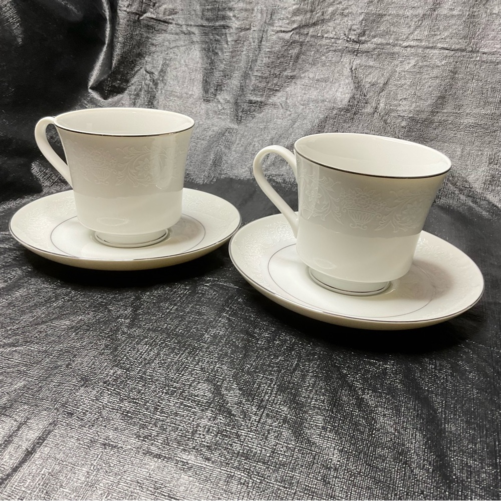 Set 2 Crown Victoria Lovelace Footed Cups Mugs With
Saucer Platinum Trim Silver